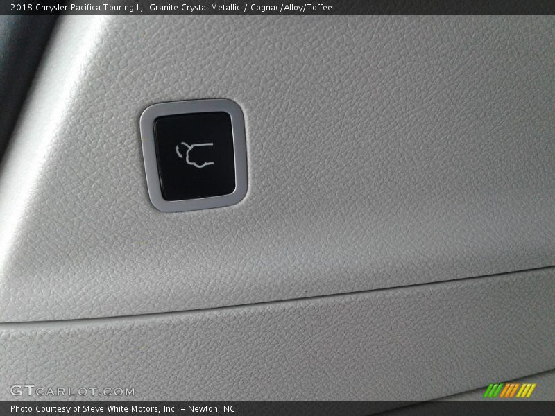 Granite Crystal Metallic / Cognac/Alloy/Toffee 2018 Chrysler Pacifica Touring L