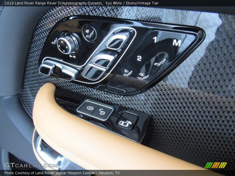 Controls of 2019 Range Rover SVAutobiography Dynamic