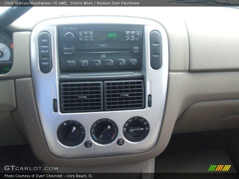 Oxford White / Medium Dark Parchment 2005 Mercury Mountaineer V6 AWD