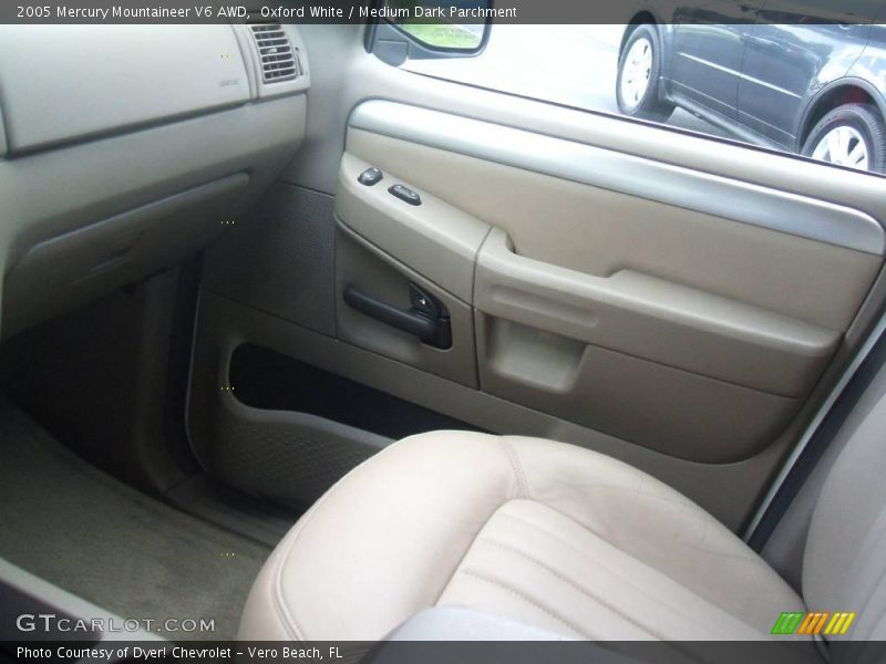Oxford White / Medium Dark Parchment 2005 Mercury Mountaineer V6 AWD