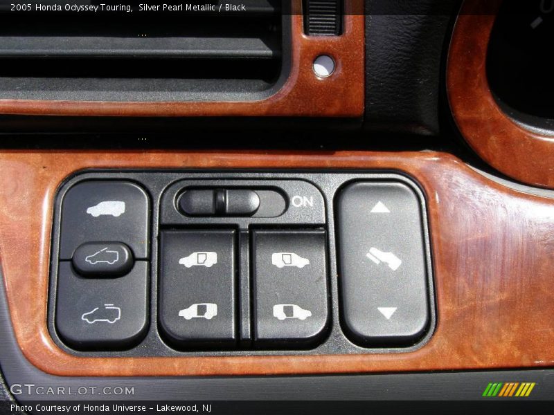 Silver Pearl Metallic / Black 2005 Honda Odyssey Touring