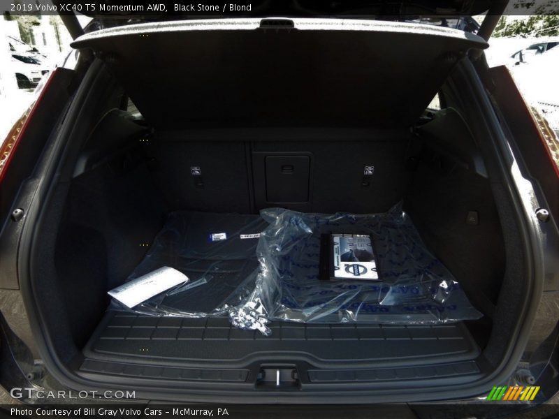 Black Stone / Blond 2019 Volvo XC40 T5 Momentum AWD