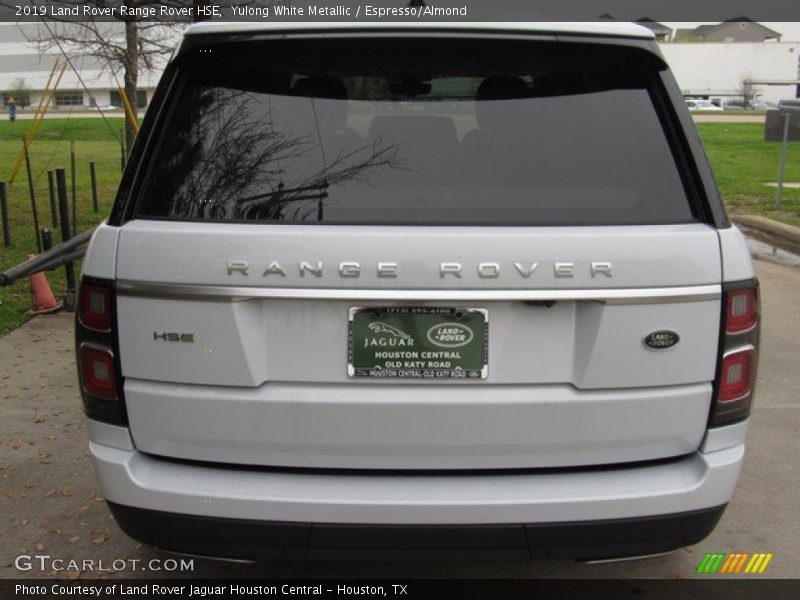 Yulong White Metallic / Espresso/Almond 2019 Land Rover Range Rover HSE
