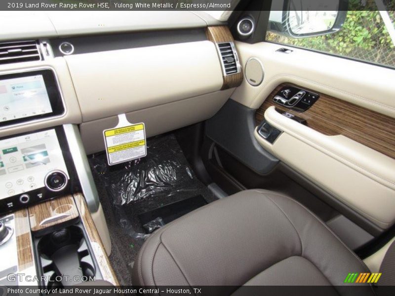 Yulong White Metallic / Espresso/Almond 2019 Land Rover Range Rover HSE