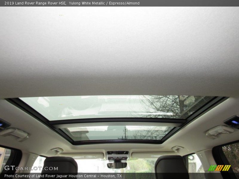 Yulong White Metallic / Espresso/Almond 2019 Land Rover Range Rover HSE