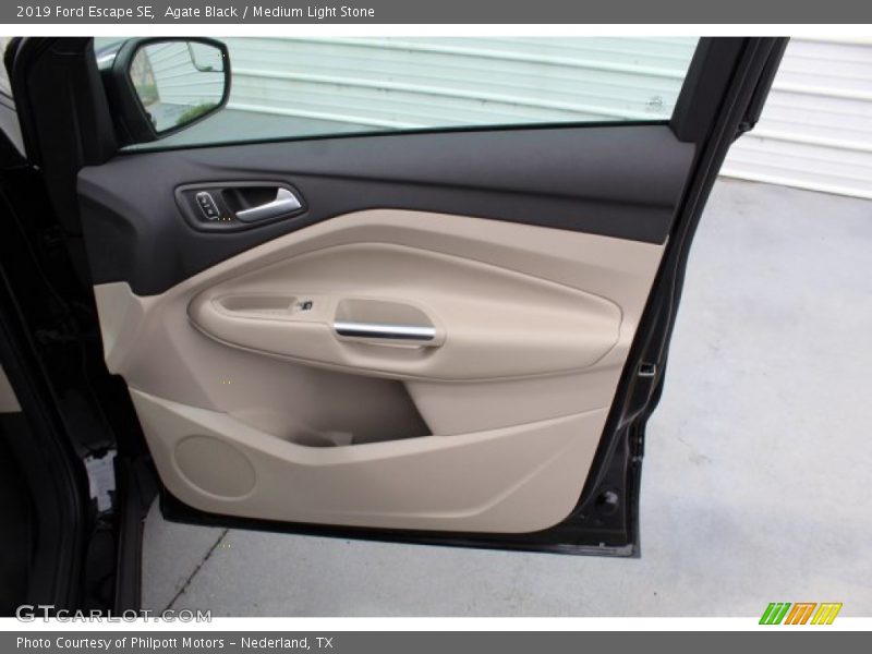 Agate Black / Medium Light Stone 2019 Ford Escape SE