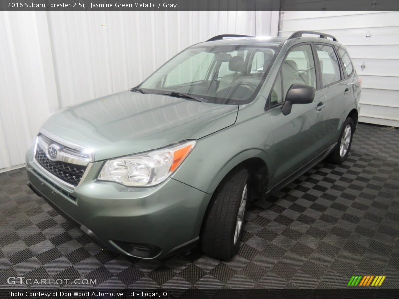 Jasmine Green Metallic / Gray 2016 Subaru Forester 2.5i