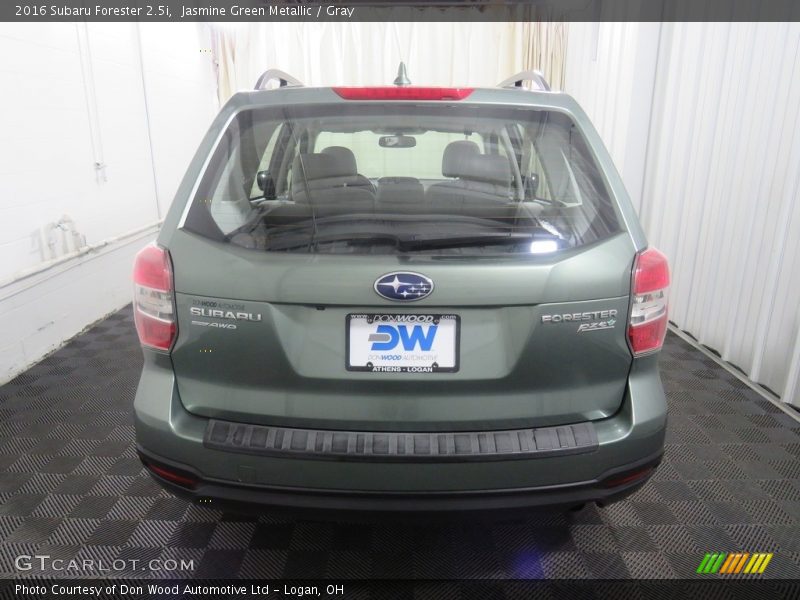 Jasmine Green Metallic / Gray 2016 Subaru Forester 2.5i