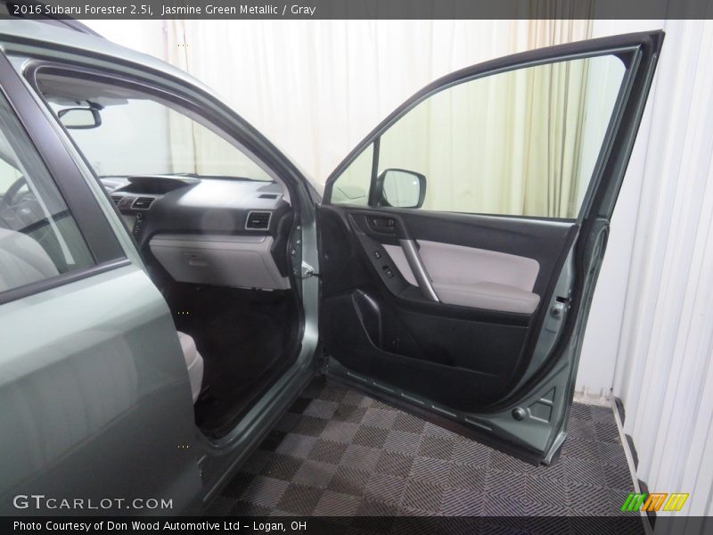 Jasmine Green Metallic / Gray 2016 Subaru Forester 2.5i