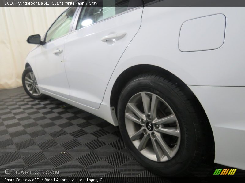 Quartz White Pearl / Gray 2016 Hyundai Sonata SE