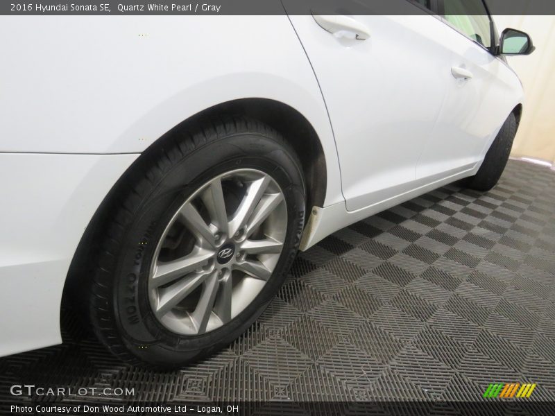 Quartz White Pearl / Gray 2016 Hyundai Sonata SE