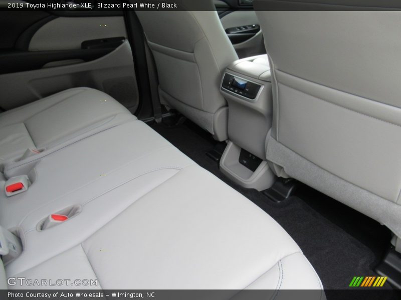 Blizzard Pearl White / Black 2019 Toyota Highlander XLE