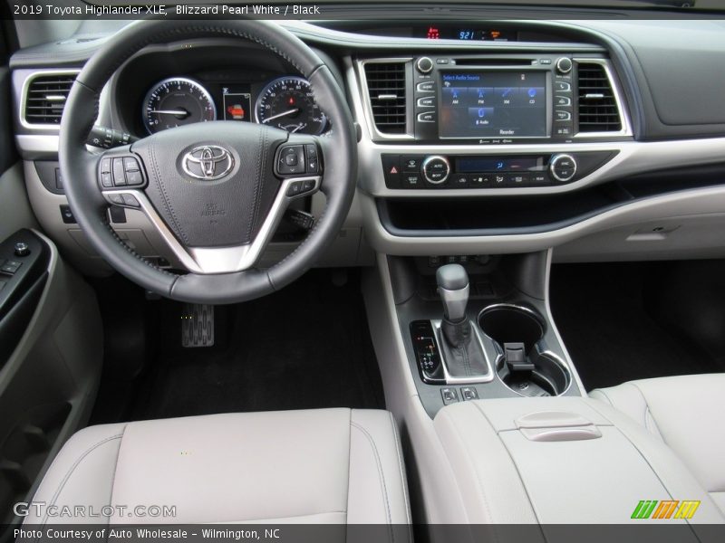 Blizzard Pearl White / Black 2019 Toyota Highlander XLE