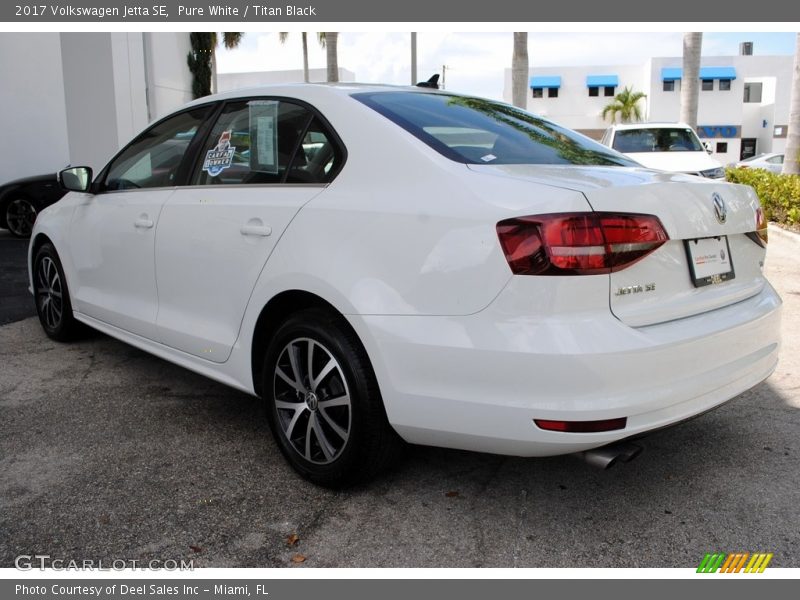 Pure White / Titan Black 2017 Volkswagen Jetta SE