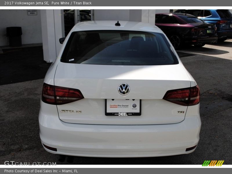 Pure White / Titan Black 2017 Volkswagen Jetta SE