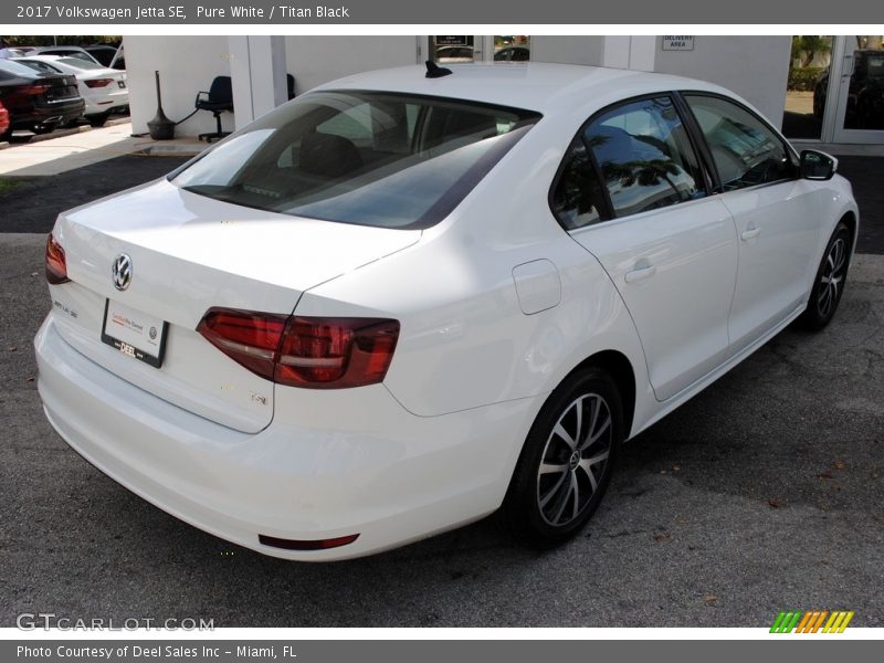 Pure White / Titan Black 2017 Volkswagen Jetta SE