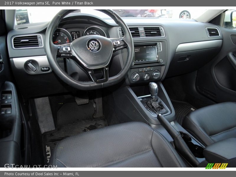 Pure White / Titan Black 2017 Volkswagen Jetta SE