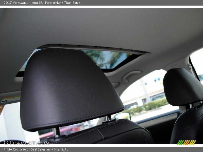 Pure White / Titan Black 2017 Volkswagen Jetta SE