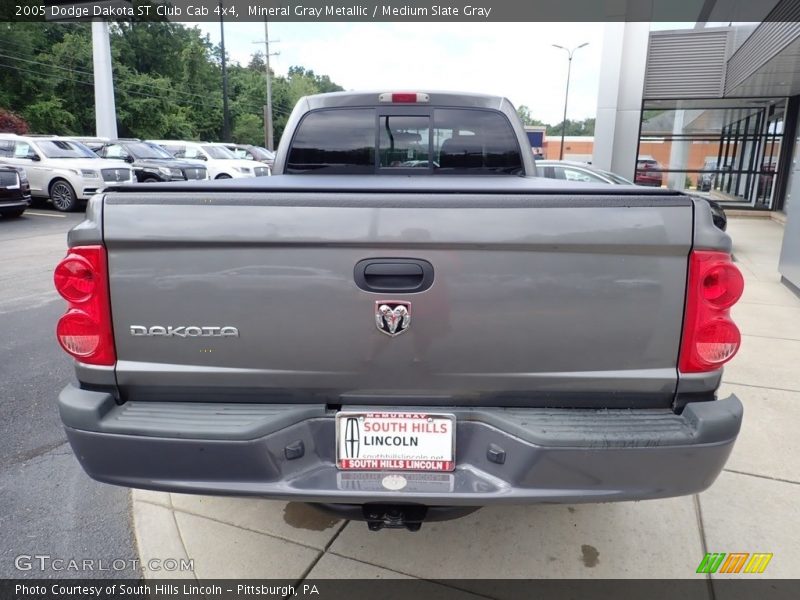 Mineral Gray Metallic / Medium Slate Gray 2005 Dodge Dakota ST Club Cab 4x4