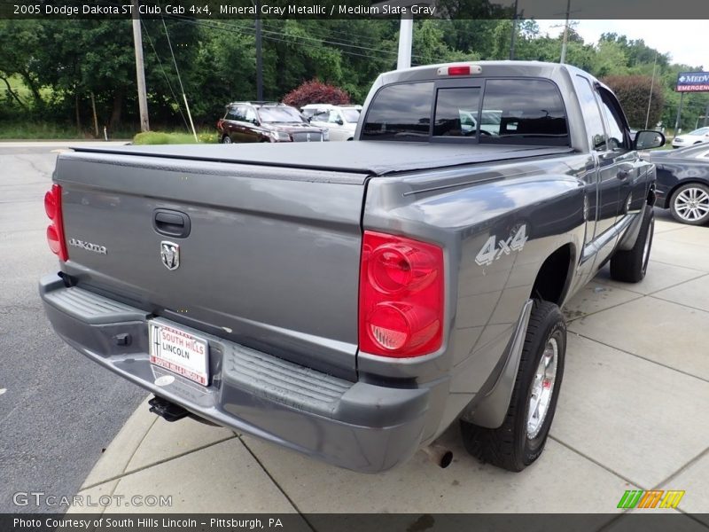 Mineral Gray Metallic / Medium Slate Gray 2005 Dodge Dakota ST Club Cab 4x4