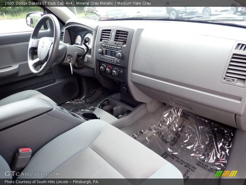 Mineral Gray Metallic / Medium Slate Gray 2005 Dodge Dakota ST Club Cab 4x4