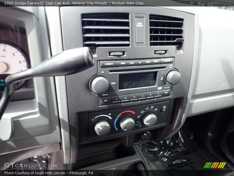 Mineral Gray Metallic / Medium Slate Gray 2005 Dodge Dakota ST Club Cab 4x4