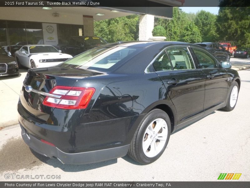 Tuxedo Black Metallic / Dune 2015 Ford Taurus SE