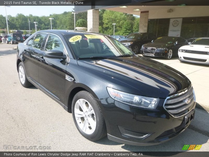 Tuxedo Black Metallic / Dune 2015 Ford Taurus SE