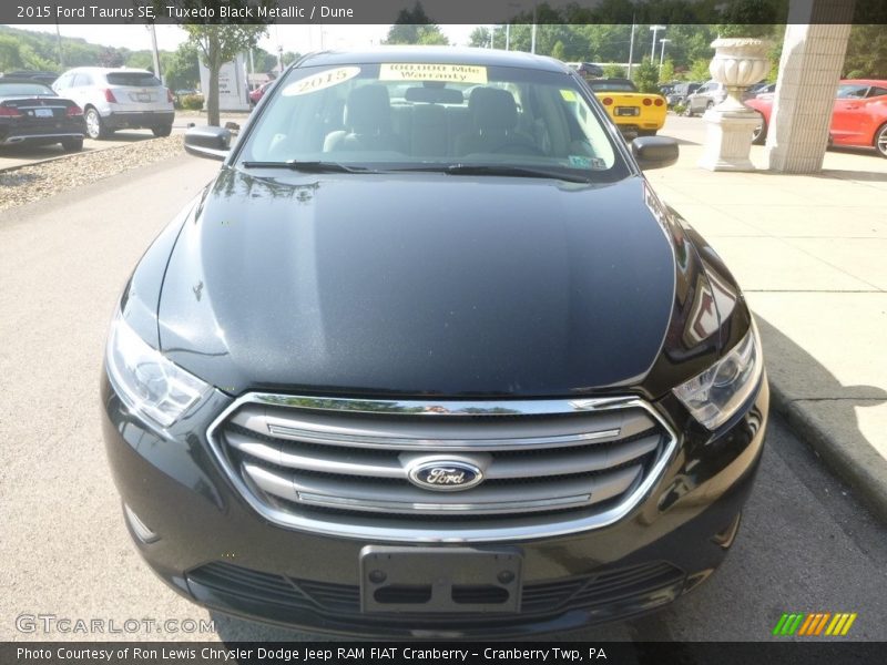 Tuxedo Black Metallic / Dune 2015 Ford Taurus SE