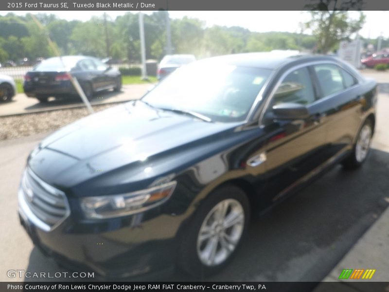 Tuxedo Black Metallic / Dune 2015 Ford Taurus SE