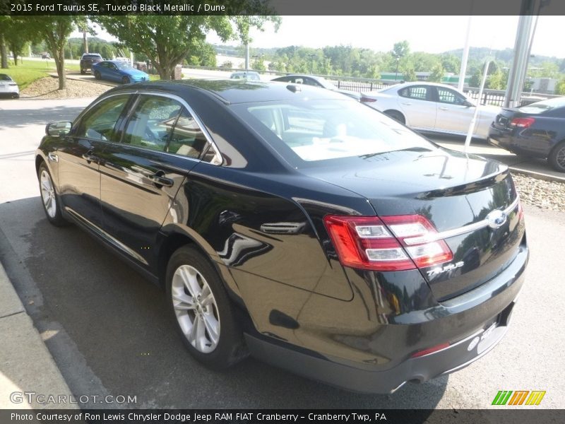 Tuxedo Black Metallic / Dune 2015 Ford Taurus SE
