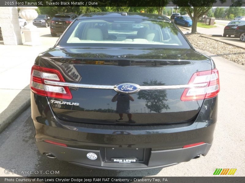 Tuxedo Black Metallic / Dune 2015 Ford Taurus SE