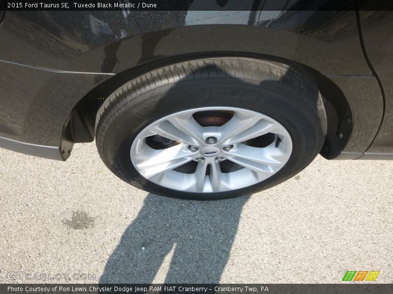 Tuxedo Black Metallic / Dune 2015 Ford Taurus SE