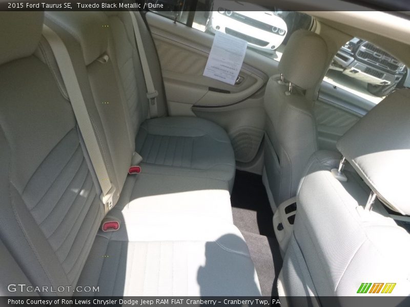 Tuxedo Black Metallic / Dune 2015 Ford Taurus SE