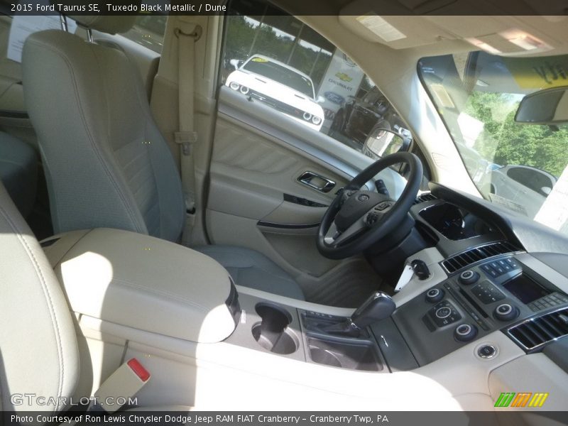 Tuxedo Black Metallic / Dune 2015 Ford Taurus SE