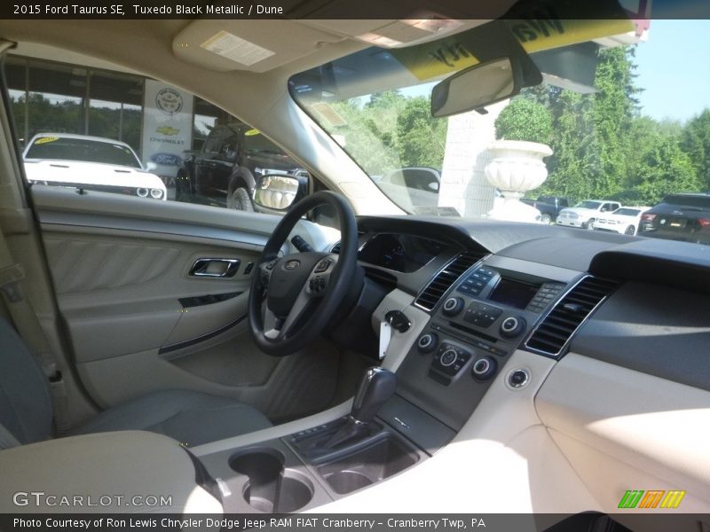 Tuxedo Black Metallic / Dune 2015 Ford Taurus SE