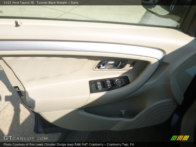 Tuxedo Black Metallic / Dune 2015 Ford Taurus SE