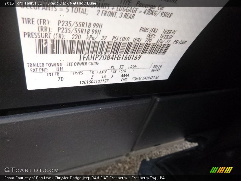 Tuxedo Black Metallic / Dune 2015 Ford Taurus SE