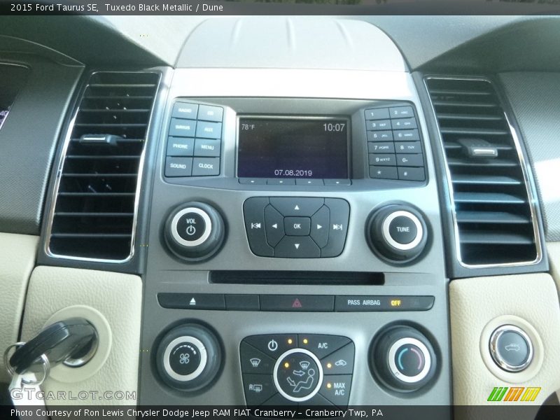 Tuxedo Black Metallic / Dune 2015 Ford Taurus SE
