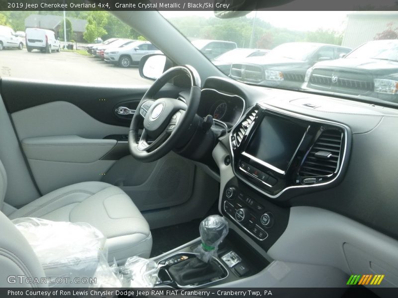 Granite Crystal Metallic / Black/Ski Grey 2019 Jeep Cherokee Overland 4x4