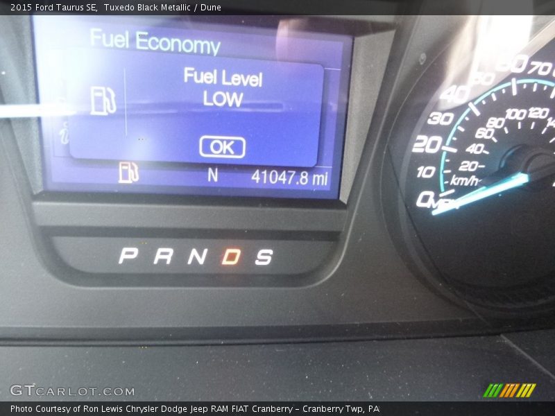 Tuxedo Black Metallic / Dune 2015 Ford Taurus SE