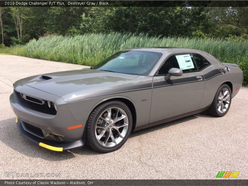 Front 3/4 View of 2019 Challenger R/T Plus