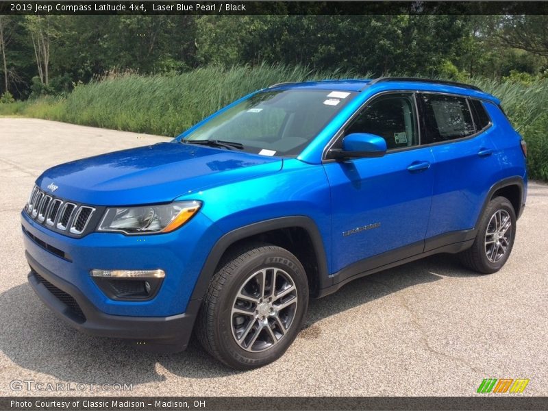 Front 3/4 View of 2019 Compass Latitude 4x4