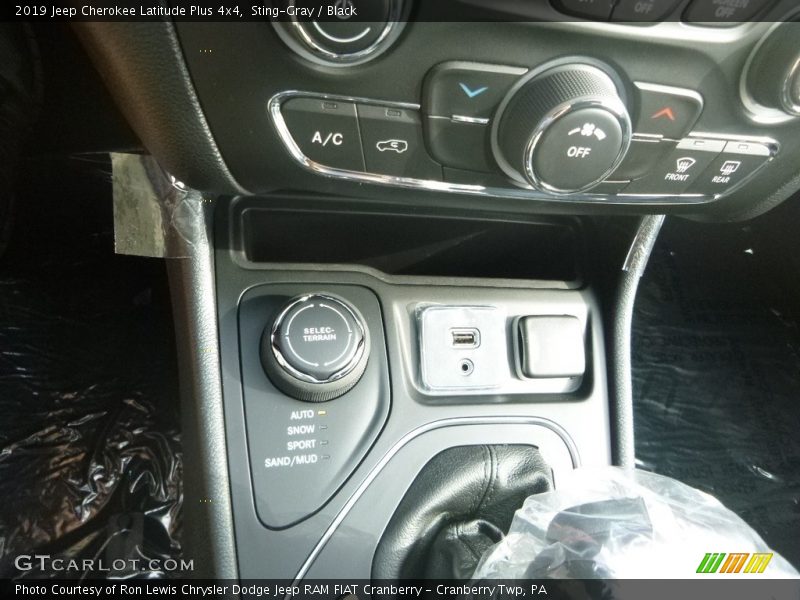 Sting-Gray / Black 2019 Jeep Cherokee Latitude Plus 4x4