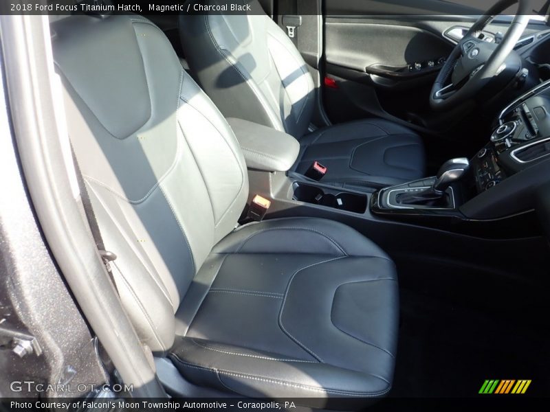 Magnetic / Charcoal Black 2018 Ford Focus Titanium Hatch