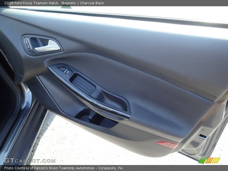 Magnetic / Charcoal Black 2018 Ford Focus Titanium Hatch