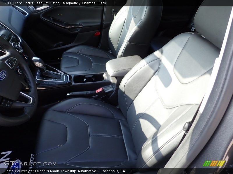 Magnetic / Charcoal Black 2018 Ford Focus Titanium Hatch