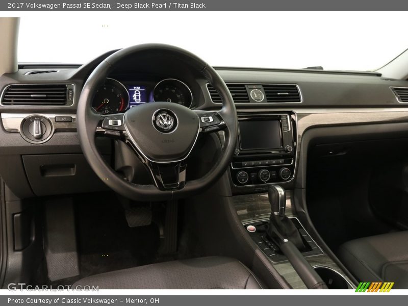 Deep Black Pearl / Titan Black 2017 Volkswagen Passat SE Sedan