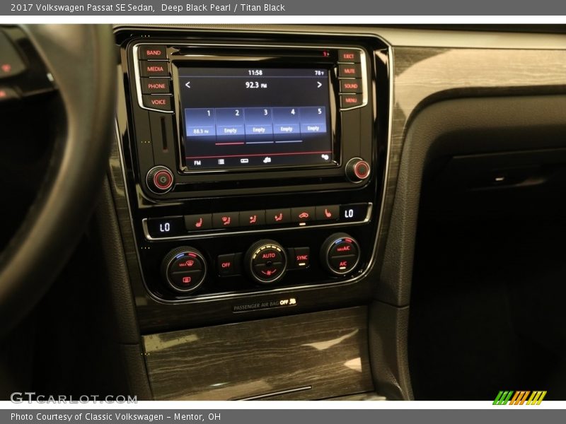 Deep Black Pearl / Titan Black 2017 Volkswagen Passat SE Sedan