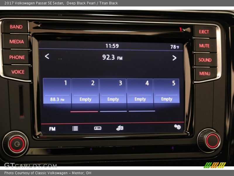 Deep Black Pearl / Titan Black 2017 Volkswagen Passat SE Sedan